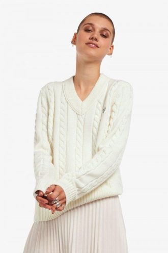 Pull en maille torsadée à col en V