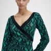 Robe femme à épaules dénudées et imprimé serpent