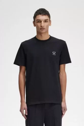 T-shirt homme avec épingle en émail