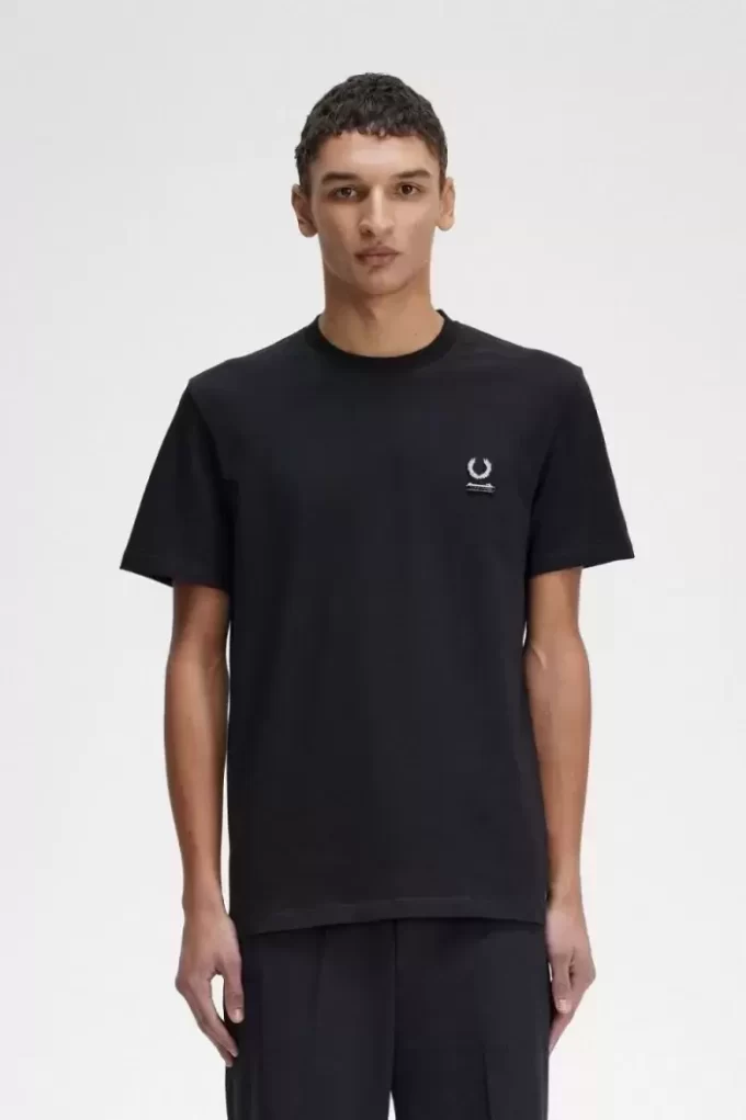 T-shirt homme avec épingle en émail