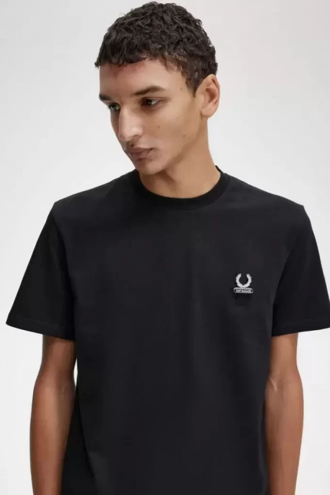T-shirt homme avec épingle en émail