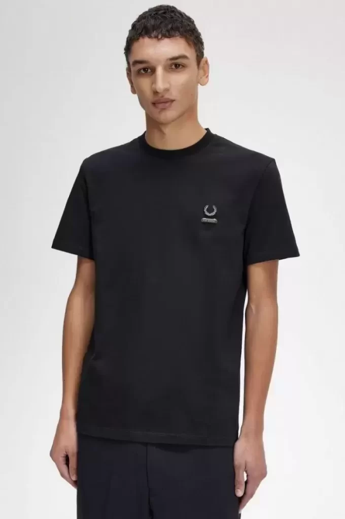 T-shirt homme avec épingle en émail