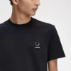 T-shirt homme avec épingle en émail