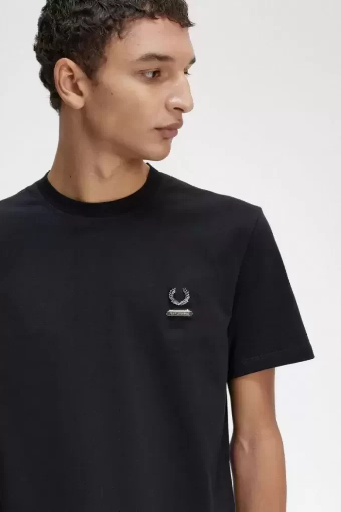 T-shirt homme avec épingle en émail